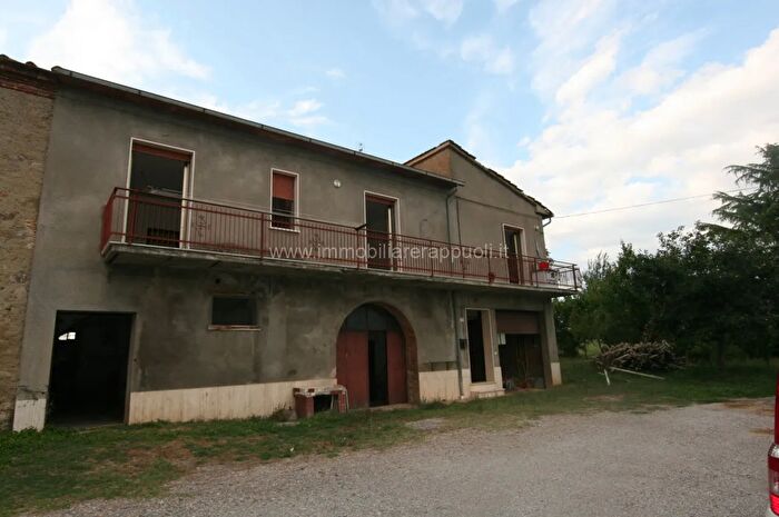 Casa quadrilocale in vendita in Sinalunga