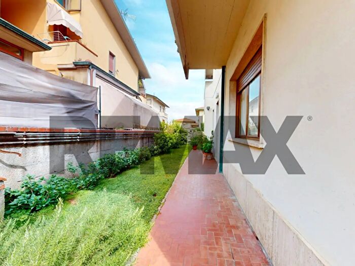 Appartamento quadrilocale in vendita in Via degli Ontani, Viareggio