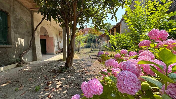 Casa con 19 locali in vendita in Via Don Alberto Leidi, Rivanazzano