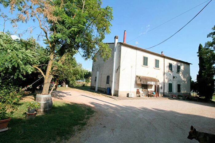 Casa con 14 locali in vendita in Roccastrada