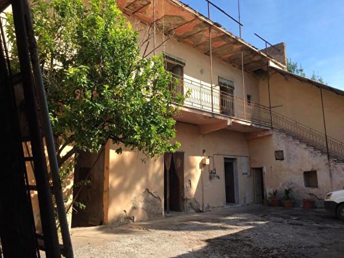 Casa con 5 locali in vendita in Casapulla