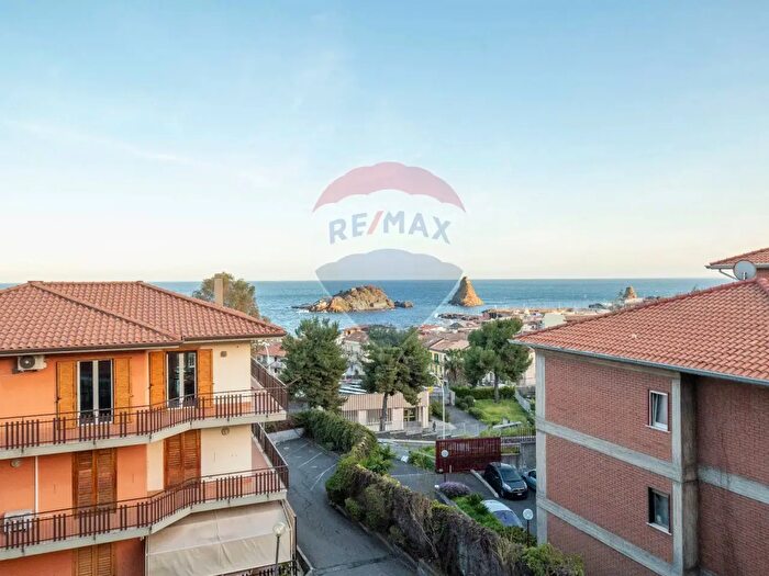 Appartamento quadrilocale in affitto in Via Dusmet, Aci Castello