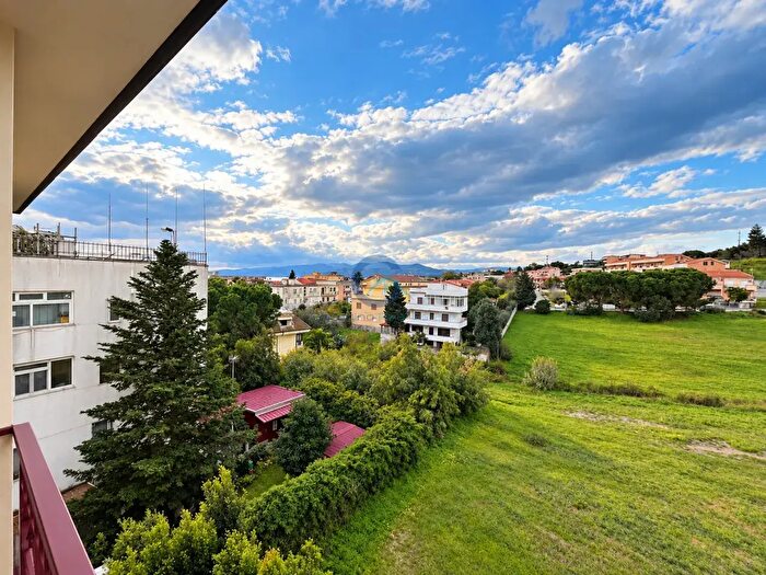 Appartamento quadrilocale in vendita in Via Francesco De Luca, Catanzaro