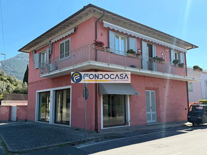 Casa trilocale in vendita in Via Alcide De Gasperi, Seravezza
