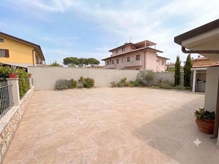 Casa con 5 locali in vendita in Viareggio