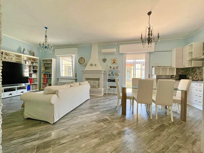 Casa con 6 locali in vendita in Borgo Virgilio