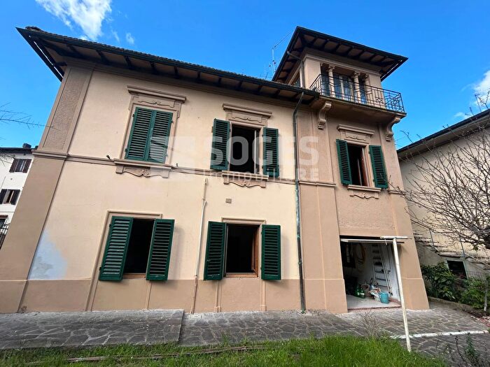 Casa con 9 locali in vendita in Via dei Colli, Cavriglia
