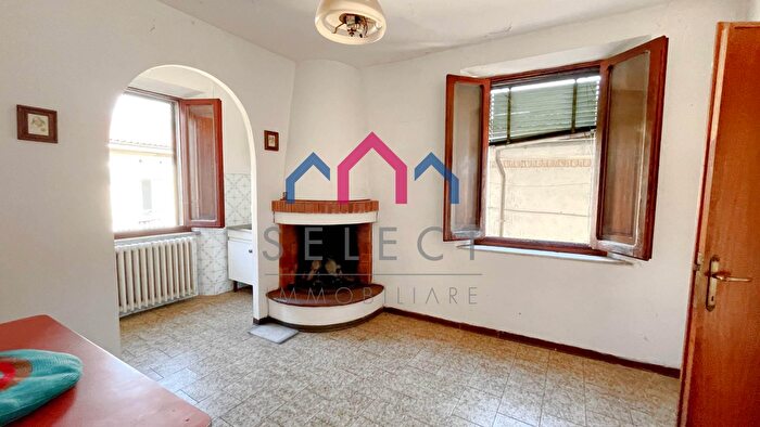 Casa con 6 locali in vendita in Gallicano