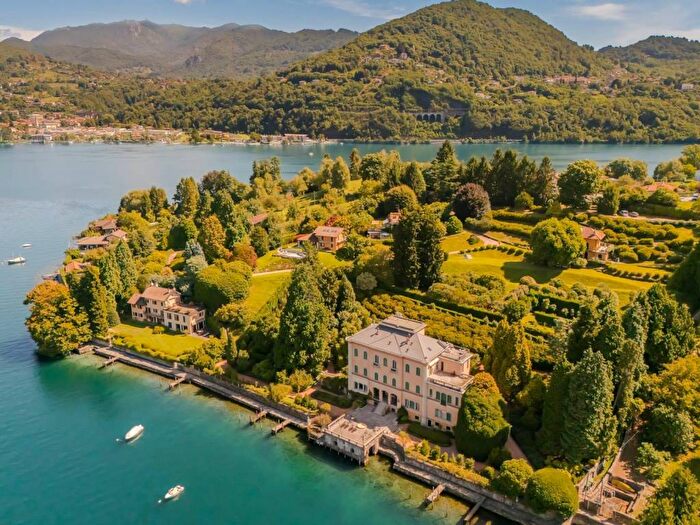 Appartamento trilocale in affitto in Via Motta, Centro, Orta San Giulio