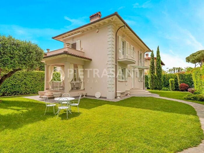 Casa quadrilocale in affitto in Pietrasanta