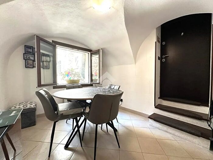 Appartamento quadrilocale in vendita in Vicolo Cantone, Dolceacqua