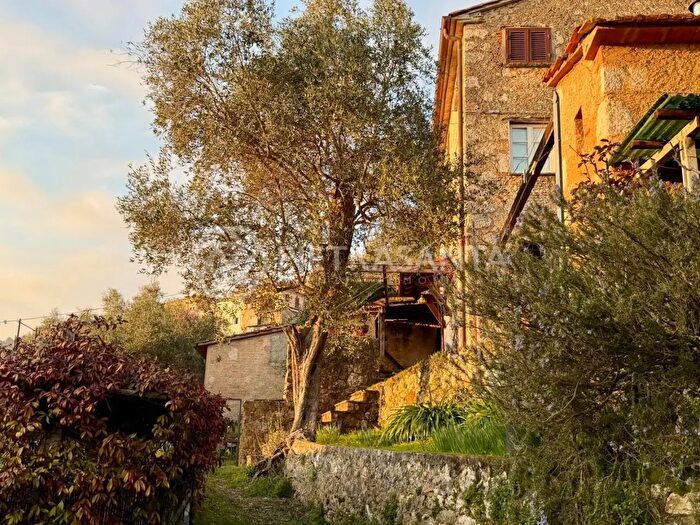Casa con 5 locali in vendita in Pietrasanta