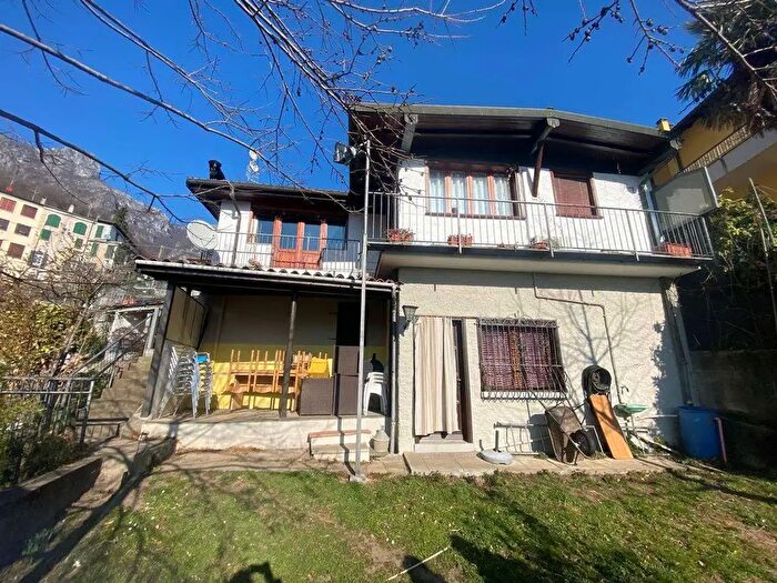 Casa con 7 locali in vendita in Valsolda