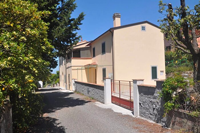 Appartamento con 8 locali in vendita in Castellina Marittima