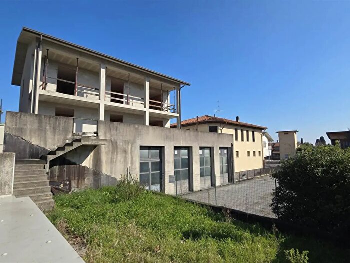 Casa con 6 locali in vendita in Via Roncalli, Sotto Il Monte Giovanni Xxiii