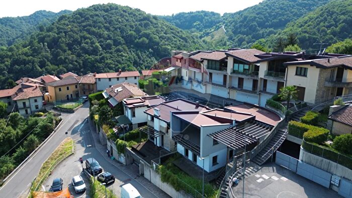 Appartamento trilocale in vendita in Via Pratomarone, Palazzago