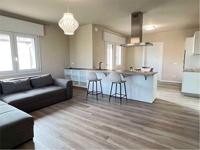 Appartamento con 5 locali in affitto in Via Vanizza, Centro, Santa Lucia di Piave