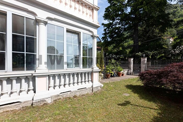 Casa con 9 locali in vendita in Sangiano