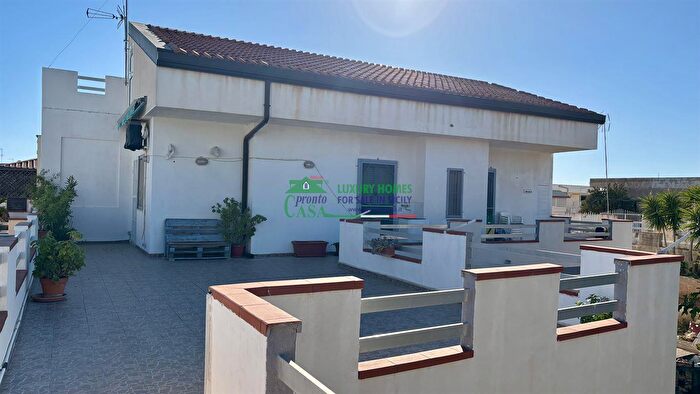 Appartamento trilocale in vendita in Via Monte Pellegrino, Santa Croce Camerina