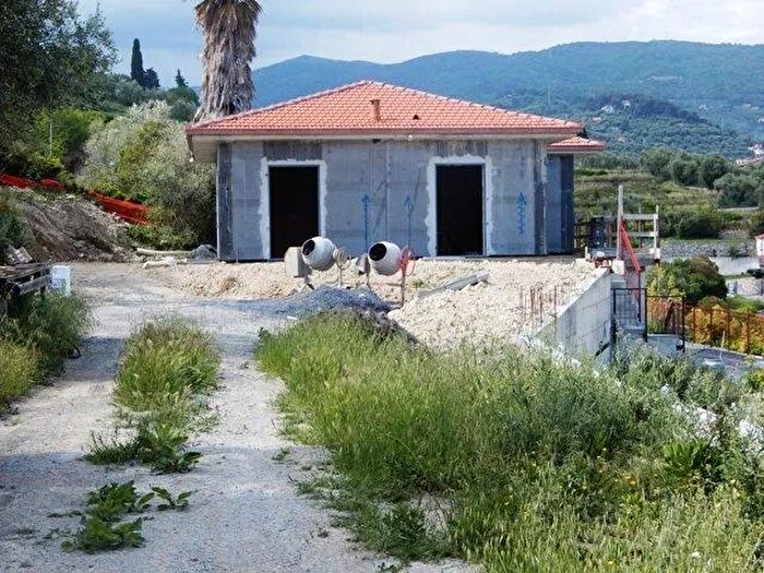 Casa con 6 locali in vendita in Diano Castello