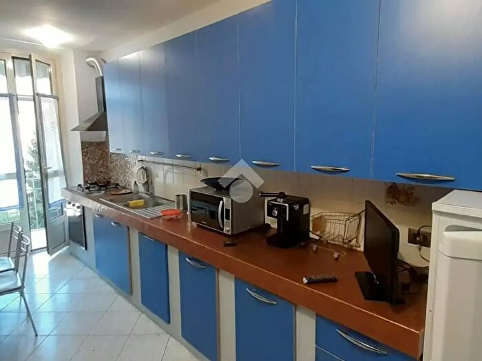 Appartamento trilocale in vendita in Via Omegna, Torino