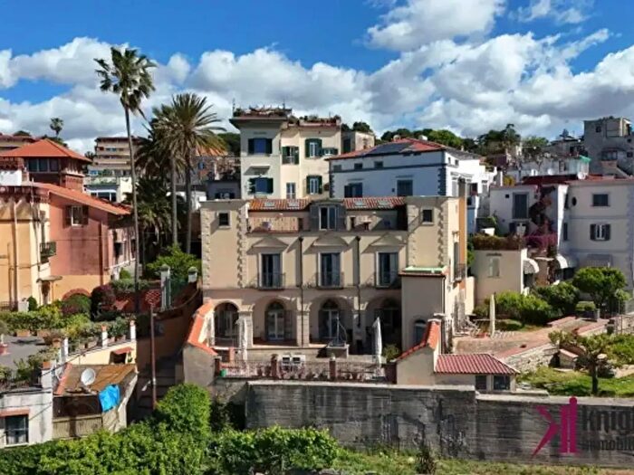 Casa con 6 locali in vendita in Via Nicola Ricciardi, Napoli