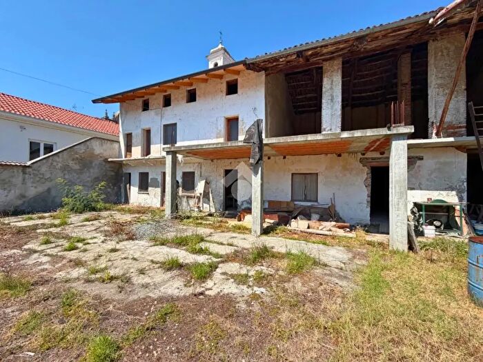 Casa quadrilocale in vendita in Via Giuseppe Garibaldi, Tronzano Vercellese
