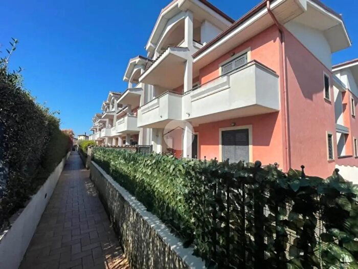 Appartamento trilocale in vendita in Via Anna Lorenzetto, Roma