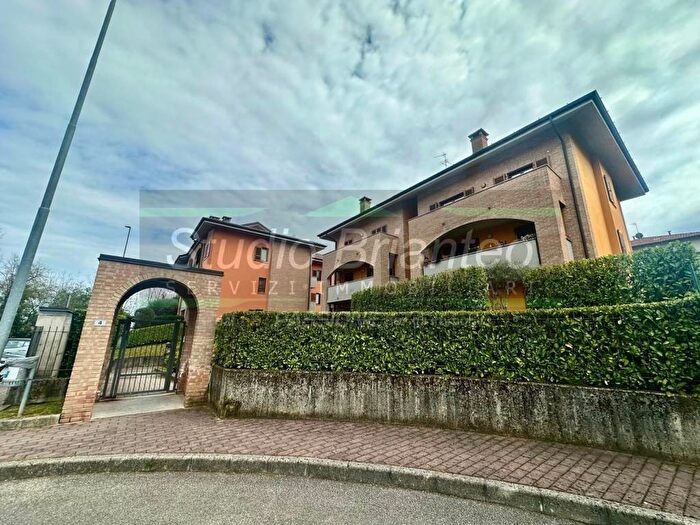 Appartamento trilocale in affitto in Via Andrea Mantegna, Centro, Carate Brianza