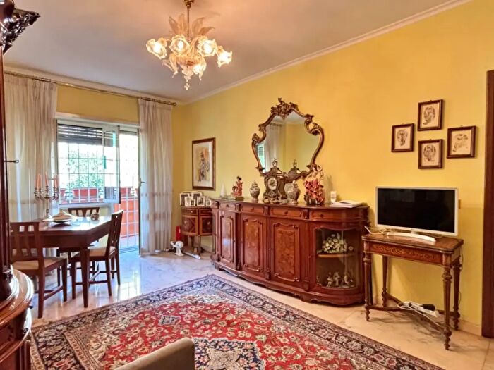 Appartamento trilocale in vendita in Via Oderisi da Gubbio, Roma