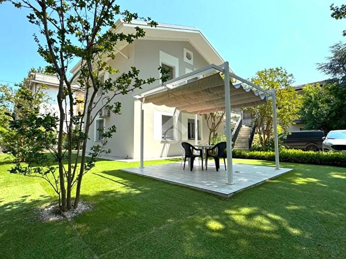 Casa con 8 locali in vendita in Viale a Palladio, Cesenatico