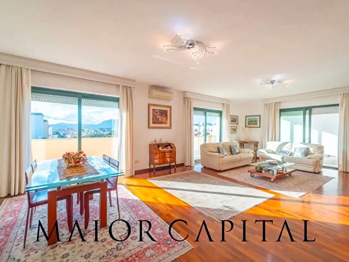 Appartamento con 10 locali in vendita in Olbia