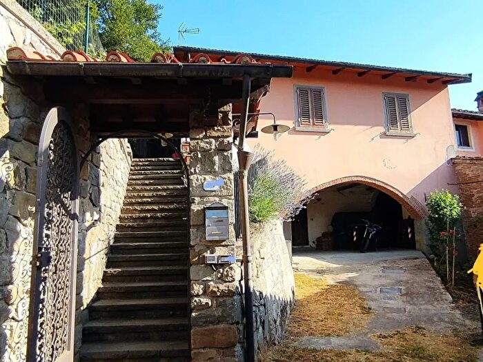 Casa con 6 locali in vendita in Vicchio