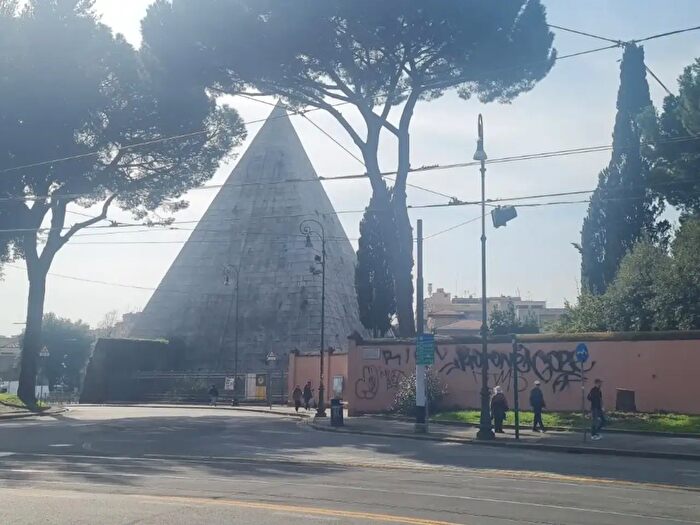 Appartamento quadrilocale in vendita in Via Marmorata, Roma