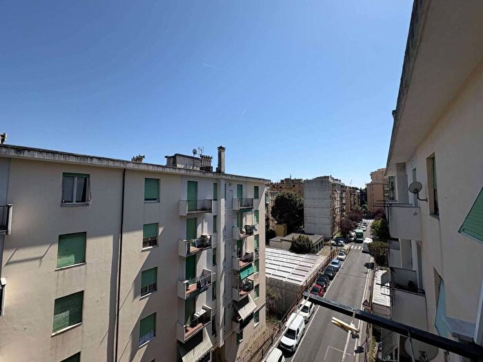 Appartamento trilocale in affitto in via Santa Maria della costa, Sestri Ponente, Genova