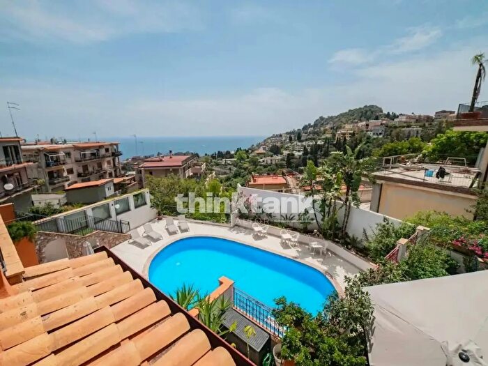Appartamento con 10 locali in vendita in Via Gaetano Martino, Taormina