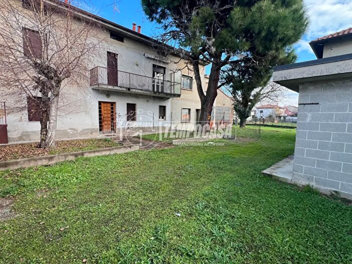 Casa con 16 locali in vendita in Rovello Porro