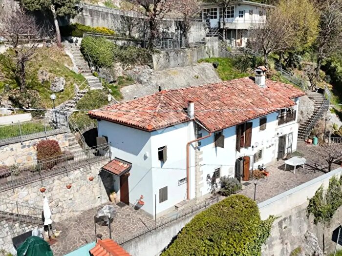 Casa quadrilocale in vendita in Via Carobais, Almenno San Bartolomeo