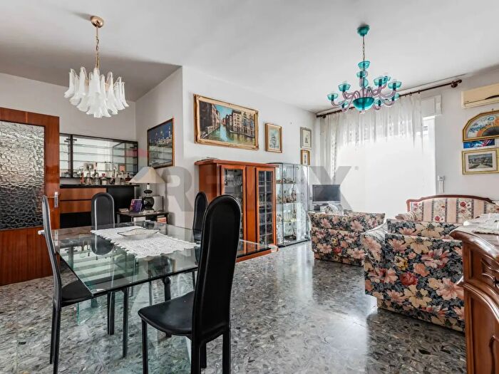 Appartamento con 5 locali in vendita in Via Cadello, Cagliari