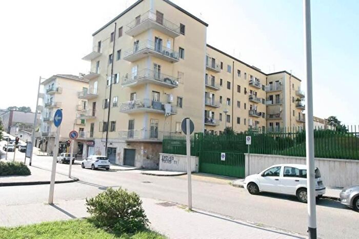 Appartamento con 7 locali in vendita in Viale Mellusi, Benevento