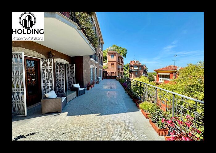 Appartamento con 6 locali in vendita in Via Ambrogio Traversari, Roma