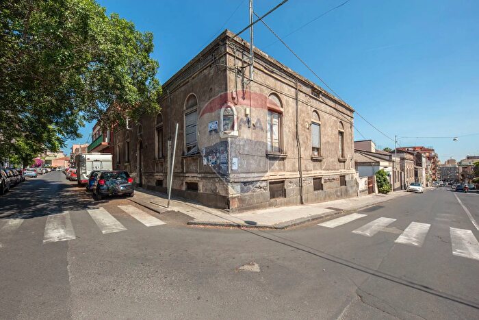 Appartamento con 7 locali in vendita in Via Merlino, Catania