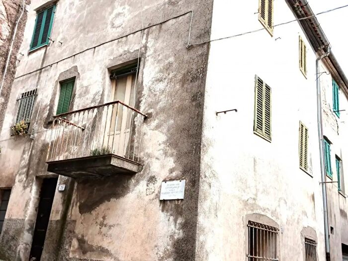 Appartamento trilocale in vendita in Via delle Scalelle, Roccalbegna