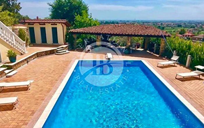 Casa con 6 locali in vendita in Castelnuovo Magra