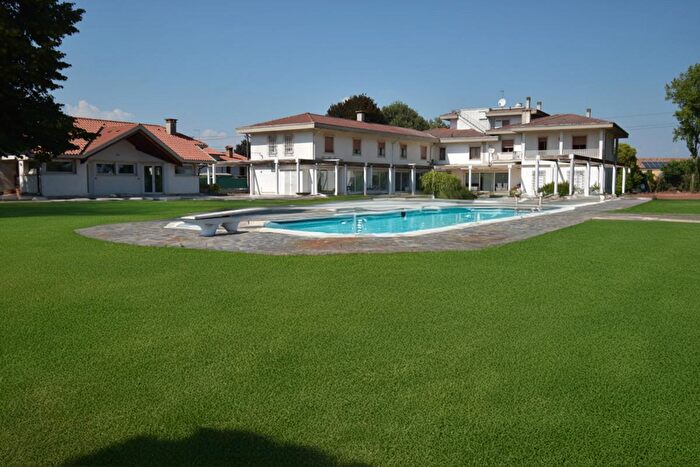 Casa con 5 locali in vendita in Via Roma, Veggiano