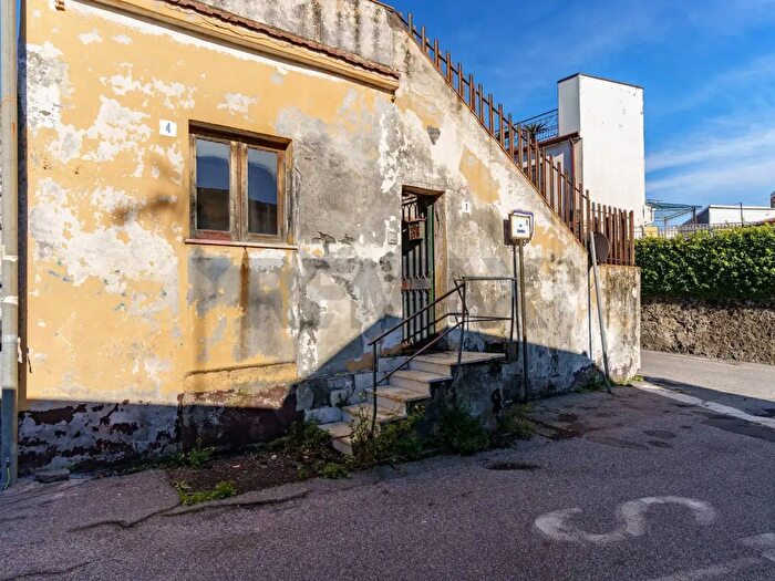 Casa quadrilocale in vendita in Via Somma, Nicolosi