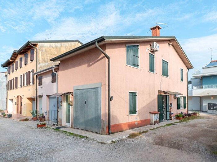 Appartamento bilocale in affitto in Via Duca degli Abruzzi, Villafranca di Verona