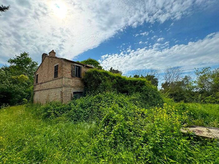 Casa con 9 locali in vendita in Via Lauretana Snc, Fermo