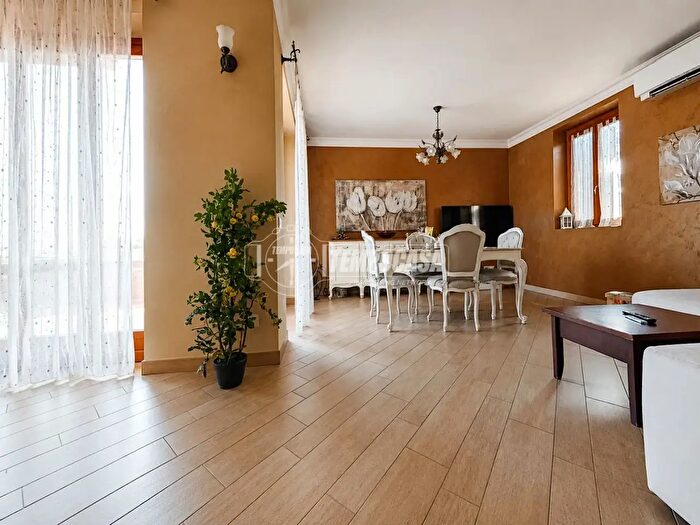 Appartamento trilocale in vendita in Via Ticino, Seregno