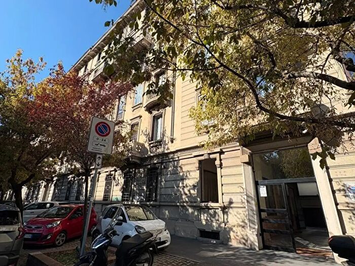 Appartamento quadrilocale in vendita in Via Emilio Caldara, Milano